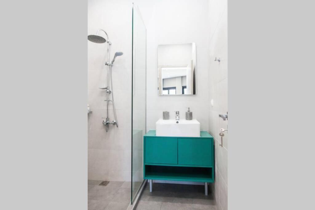 E Spacious Cornered Brand New Studio Apartment E Афины Экстерьер фото