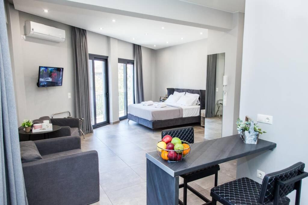 E Spacious Cornered Brand New Studio Apartment E Афины Экстерьер фото