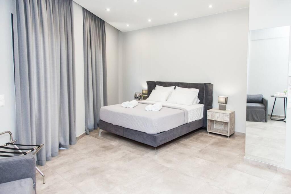 E Spacious Cornered Brand New Studio Apartment E Афины Экстерьер фото
